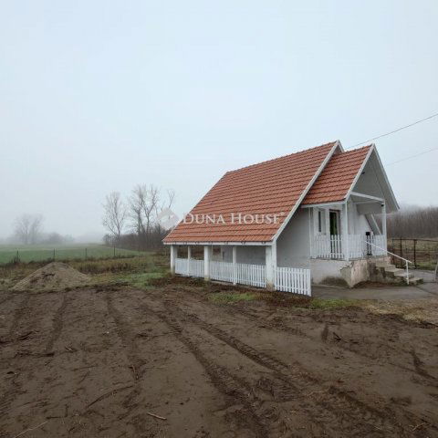 Eladó családi ház, Tápióságon 21.9 M Ft, 2 szobás