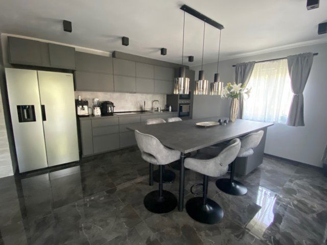 Eladó családi ház, Valkón 89.95 M Ft, 5 szobás