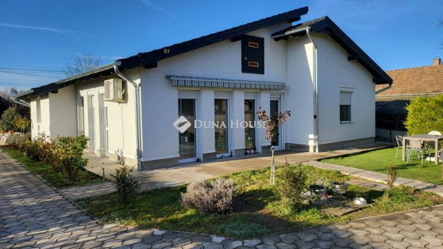 Eladó családi ház, Baracskán 127 M Ft, 8 szobás