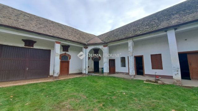 Eladó családi ház, Majson 30.9 M Ft, 3 szobás