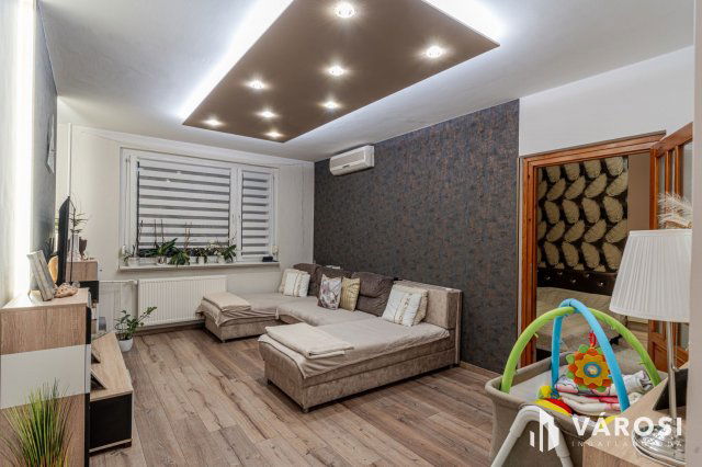 Eladó panellakás, Szegeden 71.9 M Ft, 4 szobás