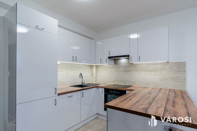 Eladó panellakás, Szegeden 69.9 M Ft, 4 szobás