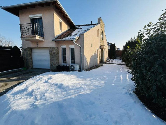 Eladó ikerház, Dunakeszin 150 M Ft, 5 szobás