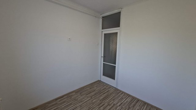 Kiadó panellakás, albérlet, Pécsett, Eszék utcában, 2 szobás