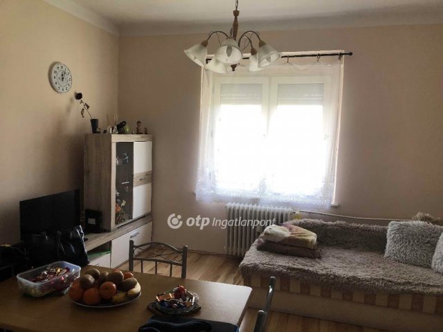 Eladó téglalakás, Ajkán 34 M Ft, 2 szobás