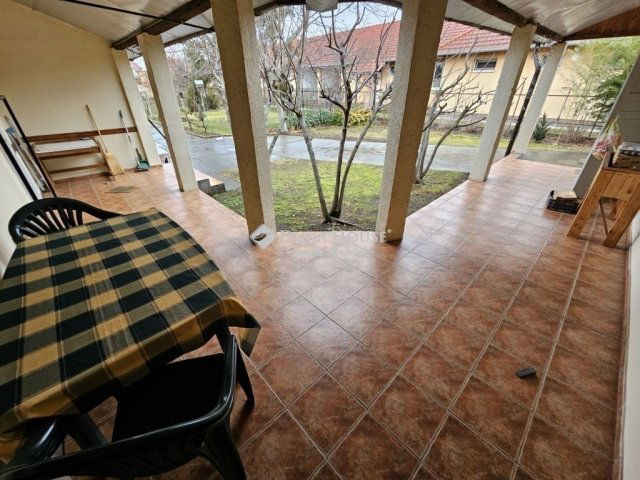 Eladó családi ház, Vecsésen 109.98 M Ft, 6 szobás