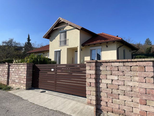 Eladó családi ház, Balatonalmádiban 184.99 M Ft, 6 szobás