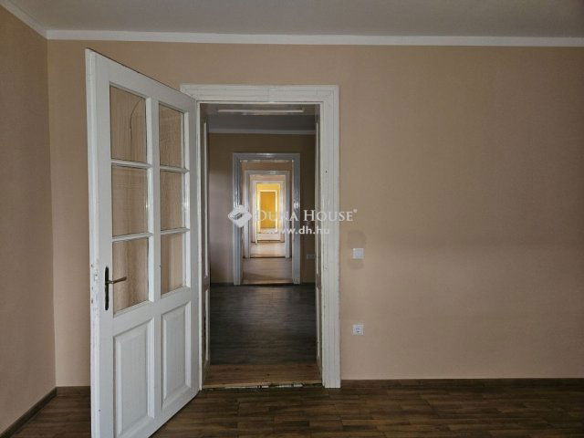 Eladó családi ház, Véménden 54.9 M Ft, 5 szobás