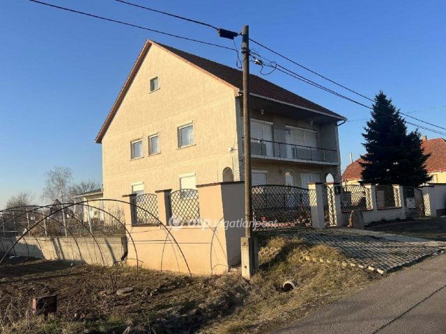 Eladó családi ház, Szentlőrinckátán 59.9 M Ft, 5+1 szobás