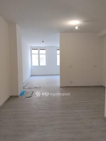 Eladó téglalakás, Budapesten, VI. kerületben 79.9 M Ft, 1 szobás