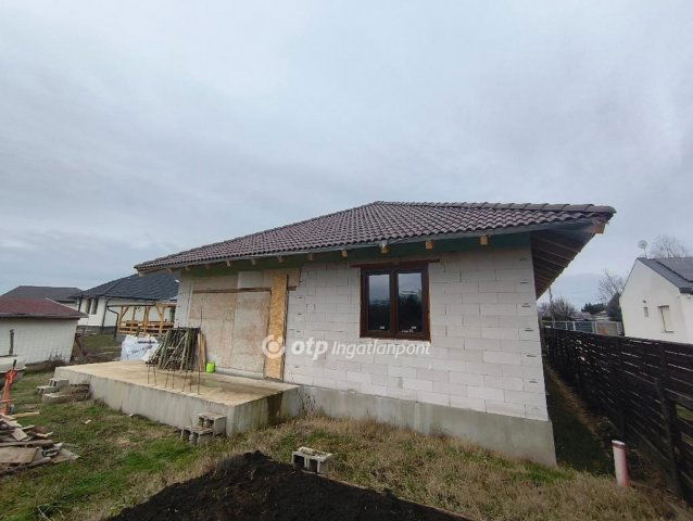 Eladó családi ház, Besnyőn 99 M Ft, 3 szobás