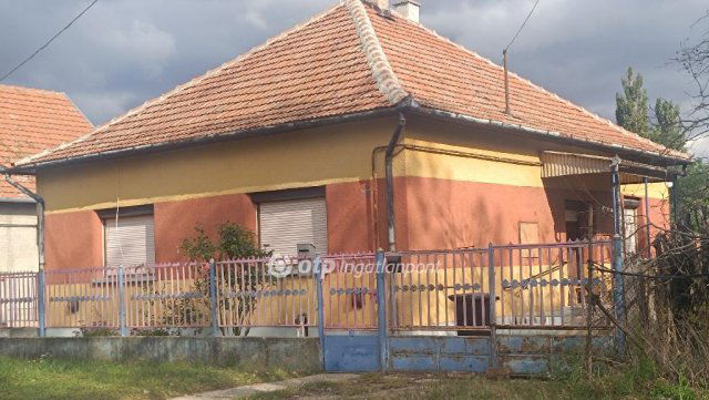 Eladó családi ház, Tiszajenőn 20 M Ft, 2 szobás