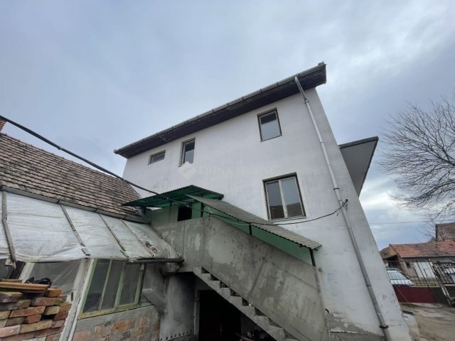 Eladó családi ház, Szegeden 89.95 M Ft, 9 szobás