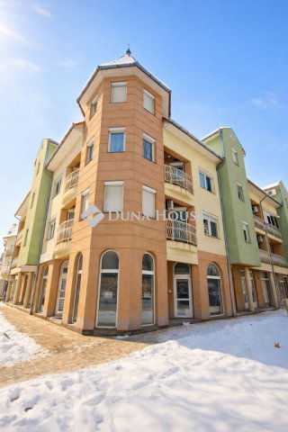 Eladó üzlethelyiség, Dombóváron, Hunyadi téren 33 M Ft