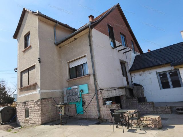 Eladó családi ház, Cegléden 85 M Ft, 8 szobás