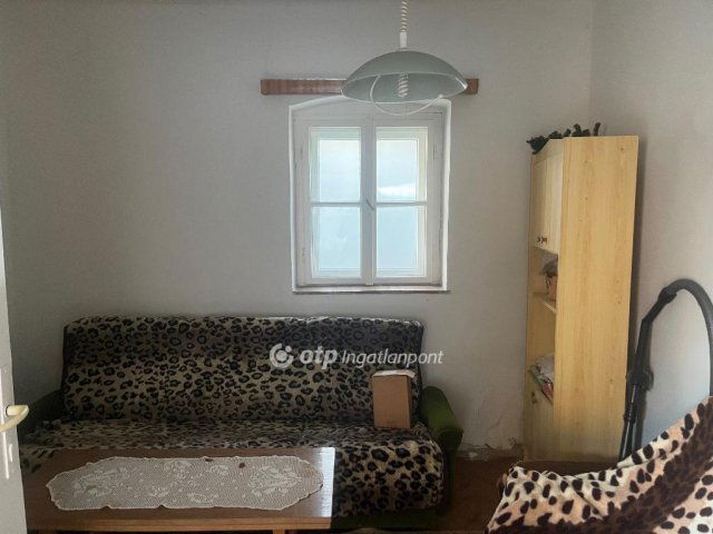 Eladó családi ház, Ajkán 31 M Ft, 1+1 szobás