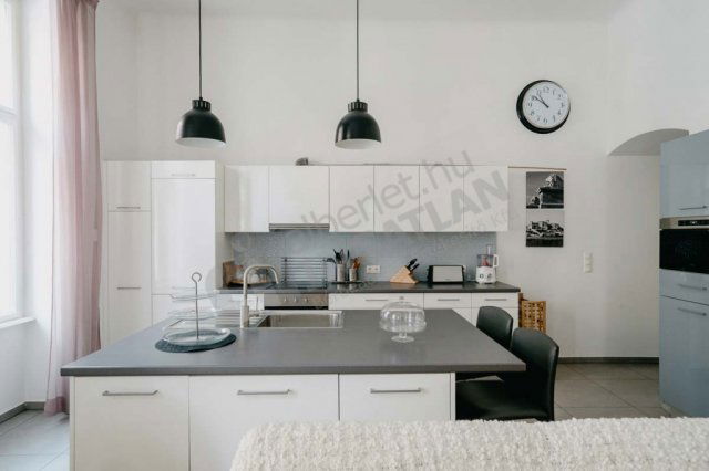 Kiadó téglalakás, albérlet, VI. kerületben, Hunyadi téren