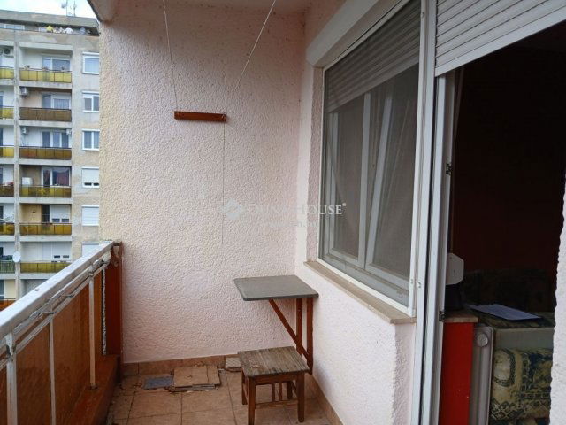 Eladó panellakás, Nyergesújfaluban 31 M Ft, 3 szobás