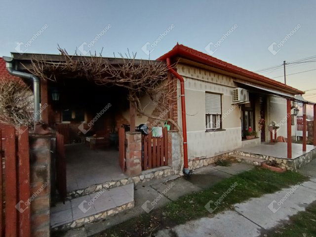 Eladó családi ház, Kadarkúton 28.9 M Ft, 4 szobás