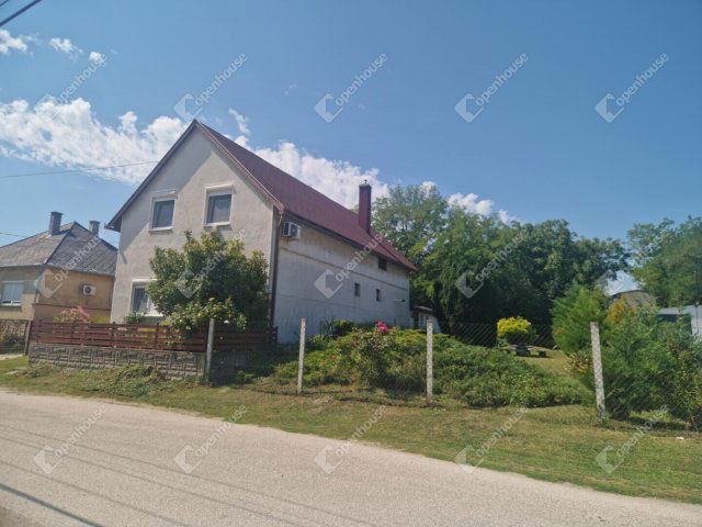Eladó családi ház, Ászáron 64.9 M Ft, 5 szobás
