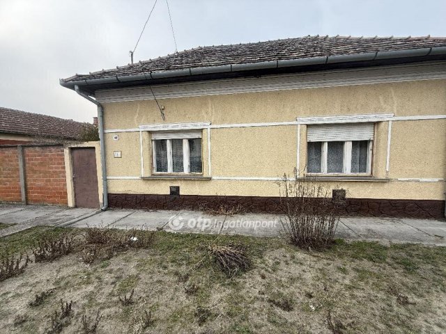 Eladó családi ház, Tiszakécskén 26.9 M Ft, 2 szobás