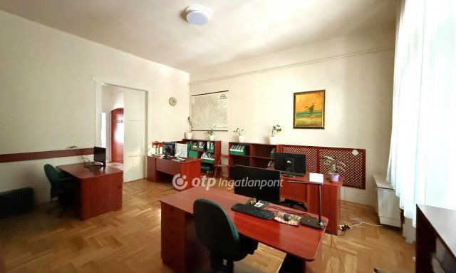 Eladó téglalakás, Székesfehérvárott 179.9 M Ft, 5 szobás