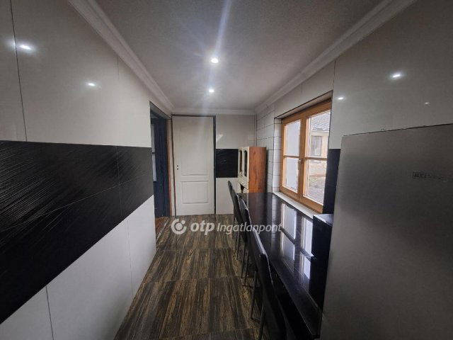 Eladó családi ház, Kisújszálláson 11 M Ft, 2 szobás