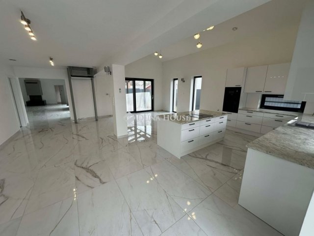 Eladó családi ház, Vecsésen 245 M Ft, 5 szobás