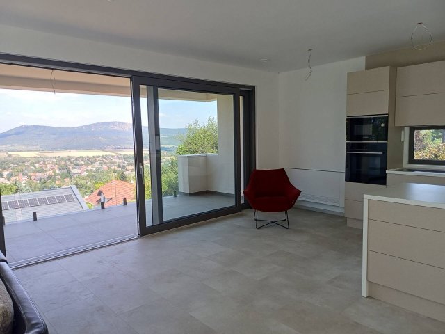Eladó családi ház, Solymáron 299.9 M Ft, 6 szobás
