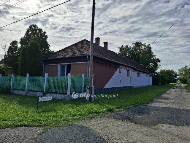 Eladó családi ház, Mezőpeterden 25 M Ft, 4+1 szobás