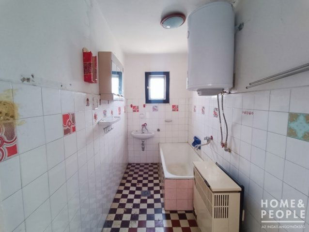 Eladó családi ház, Bakson 8.99 M Ft, 2+1 szobás