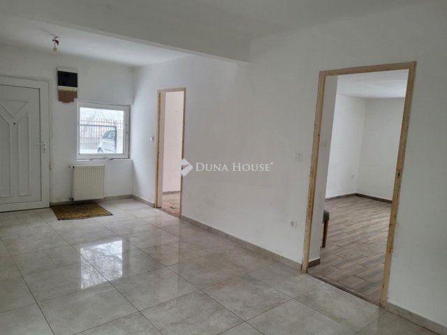 Eladó családi ház, Esztergomban, Tópart utcában 50 M Ft