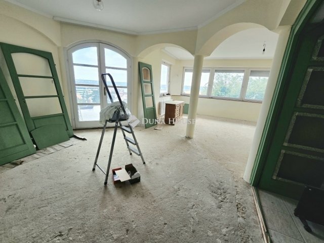 Eladó családi ház, Pécsett 150 M Ft, 6 szobás