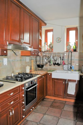 Eladó családi ház, Telkin 250.25 M Ft, 6 szobás