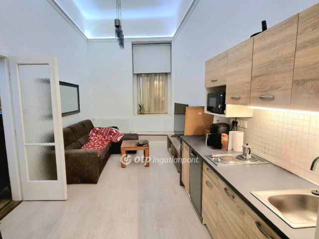 Eladó téglalakás, Budapesten, VI. kerületben 65 M Ft, 2 szobás