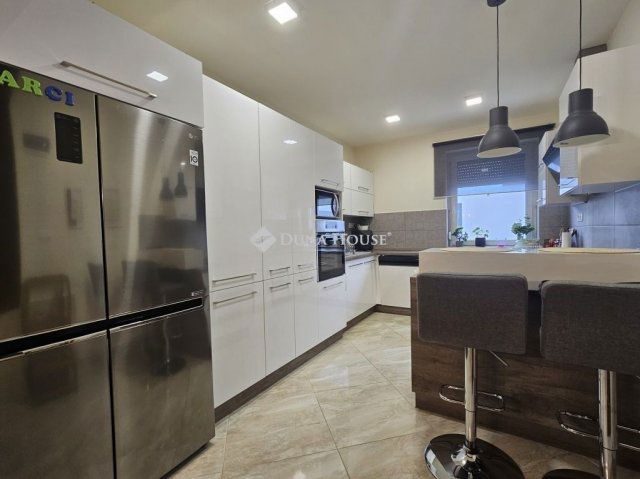 Eladó családi ház, Siklóson 99.9 M Ft, 4 szobás