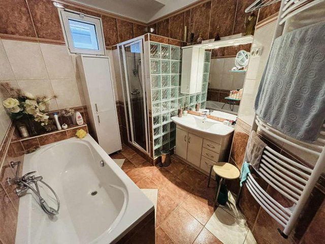 Eladó családi ház, Fóton 199.9 M Ft, 7+1 szobás