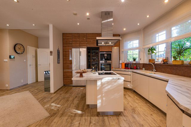 Eladó családi ház, Pilisvörösváron 318 M Ft, 5 szobás