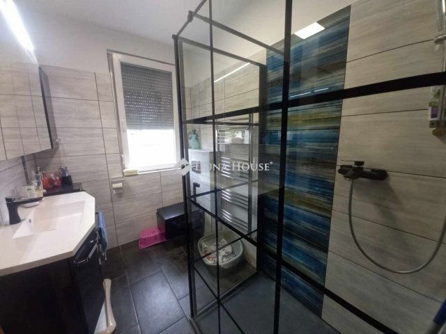 Eladó családi ház, Vecsésen 198.9 M Ft, 6 szobás