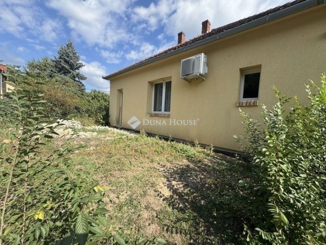 Eladó családi ház, Pécsett 64.9 M Ft, 3 szobás