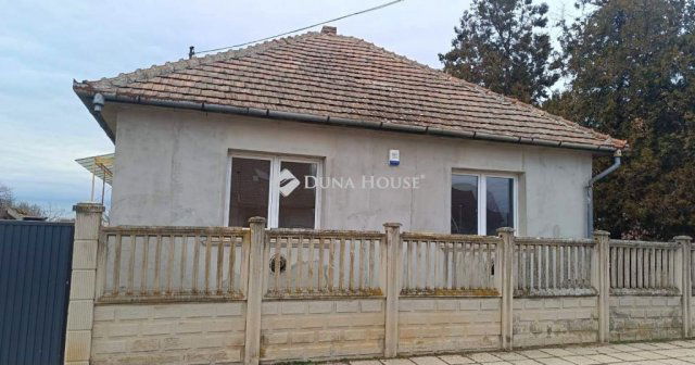 Eladó családi ház, Tápiószecsőn, Széchenyi utcában 59.9 M Ft