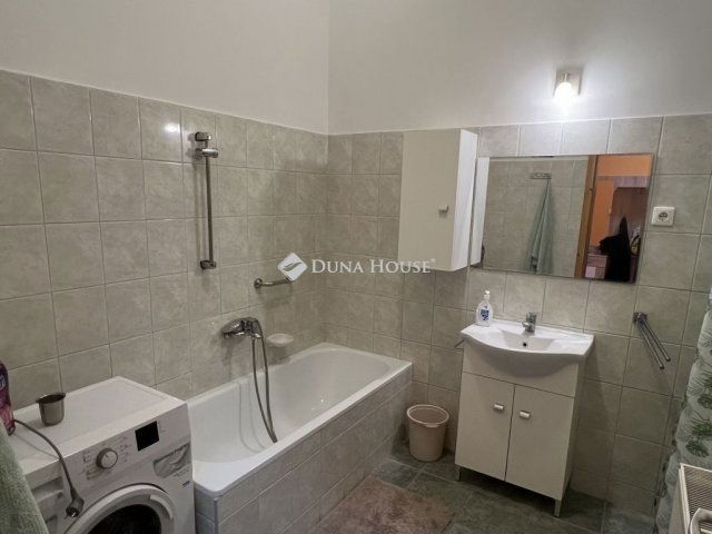 Eladó téglalakás, Pécsett 69.9 M Ft, 2 szobás