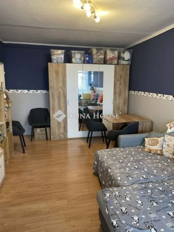 Eladó panellakás, Pécsett 54.99 M Ft, 2 szobás