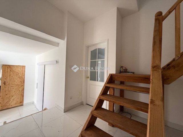 Eladó családi ház, Vecsésen 129.999 M Ft, 6 szobás