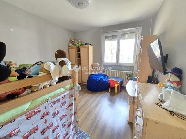 Eladó panellakás, Pécsett 57.9 M Ft, 4 szobás