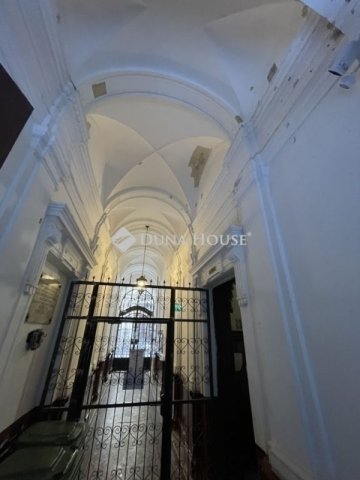 Eladó téglalakás, Budapesten, VI. kerületben 74.5 M Ft, 1 szobás