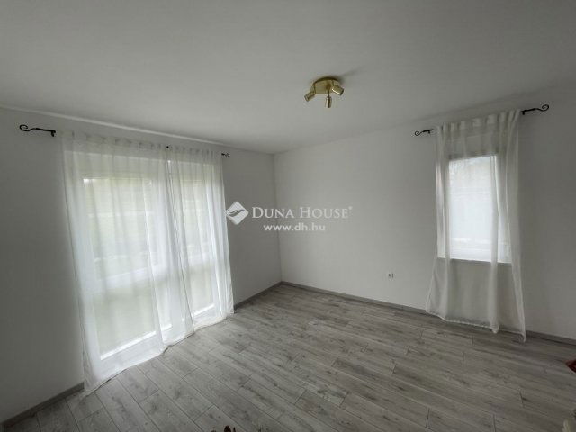 Eladó téglalakás, Pécsett 96.9 M Ft, 4 szobás