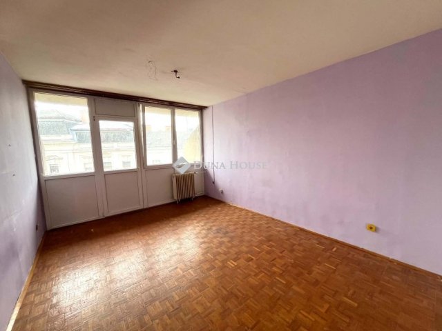 Eladó téglalakás, Esztergomban 65 M Ft, 4 szobás