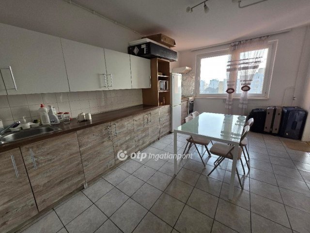 Eladó panellakás, Debrecenben 62.9 M Ft, 3 szobás