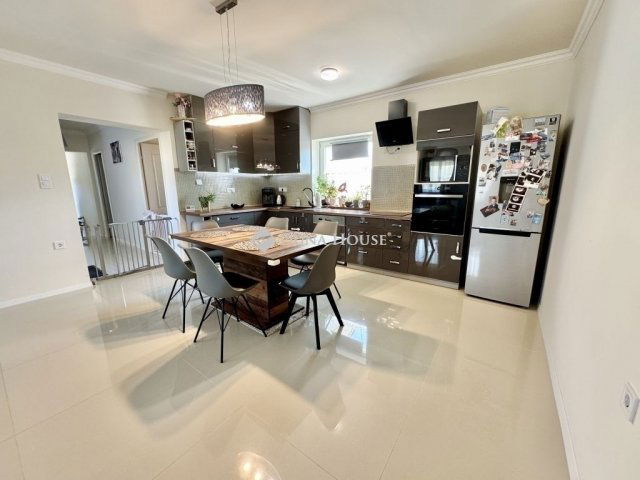 Eladó családi ház, Kókán 96.9 M Ft, 6 szobás